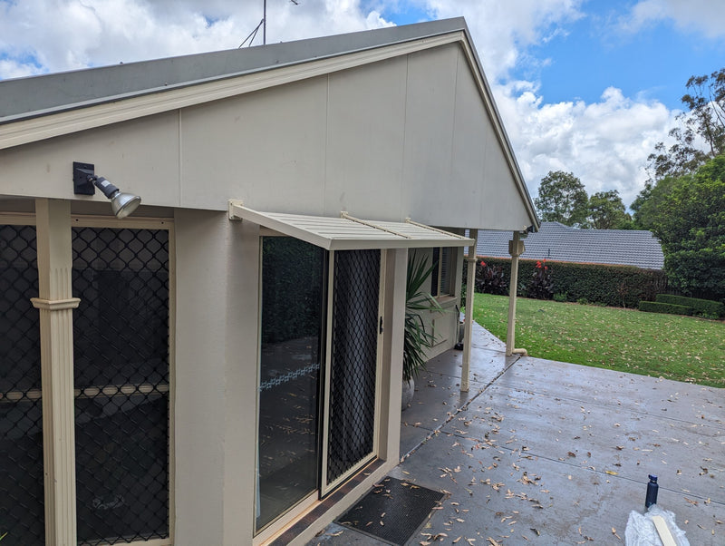 Load image into Gallery viewer, Classic cream slat awning on house
